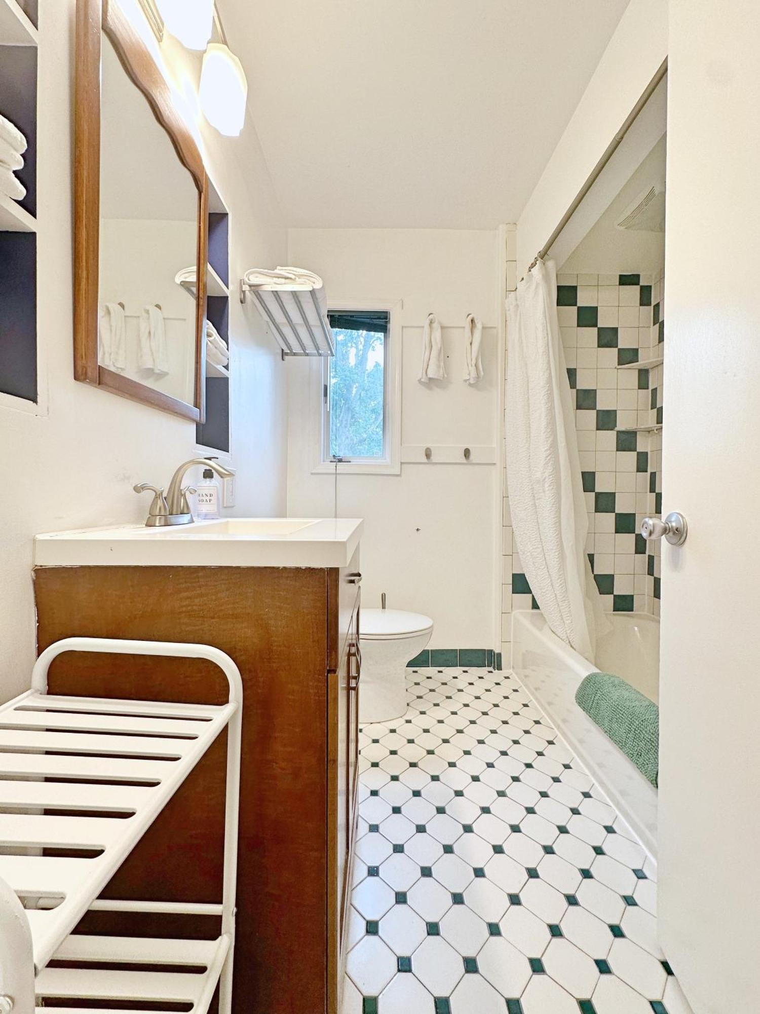 Hébergement de vacances Entire Private 3 Bedrooms 1 Bathroom Single House With Fenced Garden